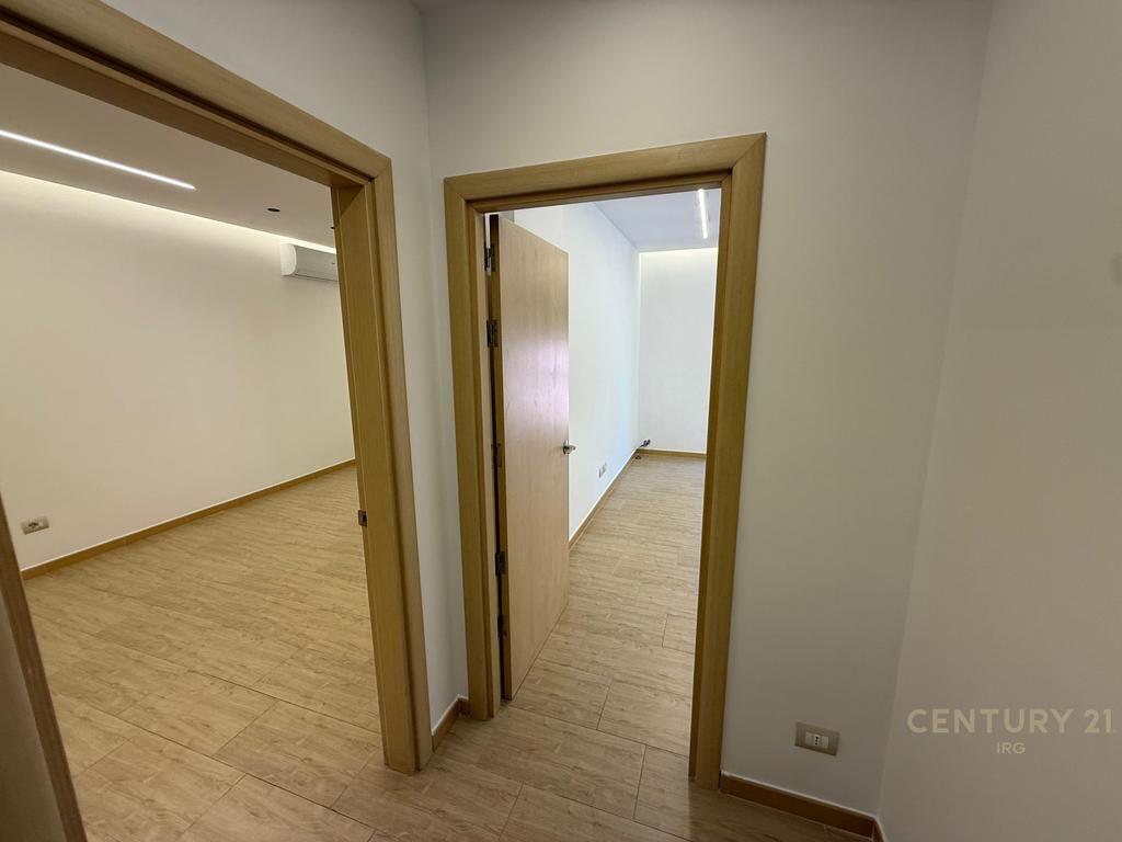 Ambient per zyra tek Rruga e Kavajes. 750 € /Muaj