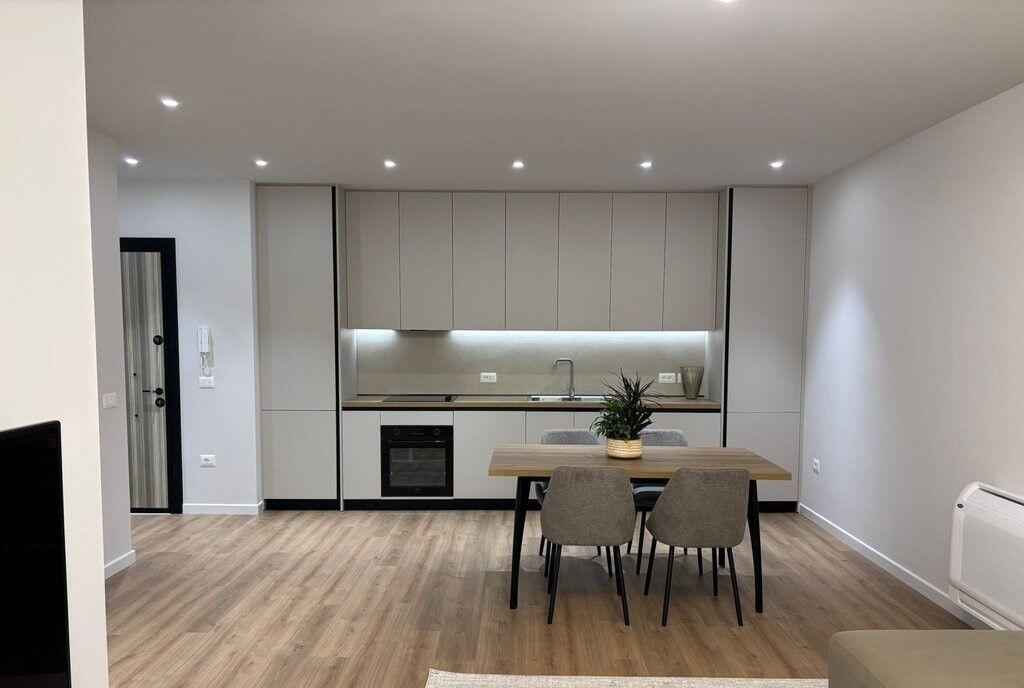 Apartament Modern 1+1 me Qira pranë Pazarit të Ri – Mobilim Premium!