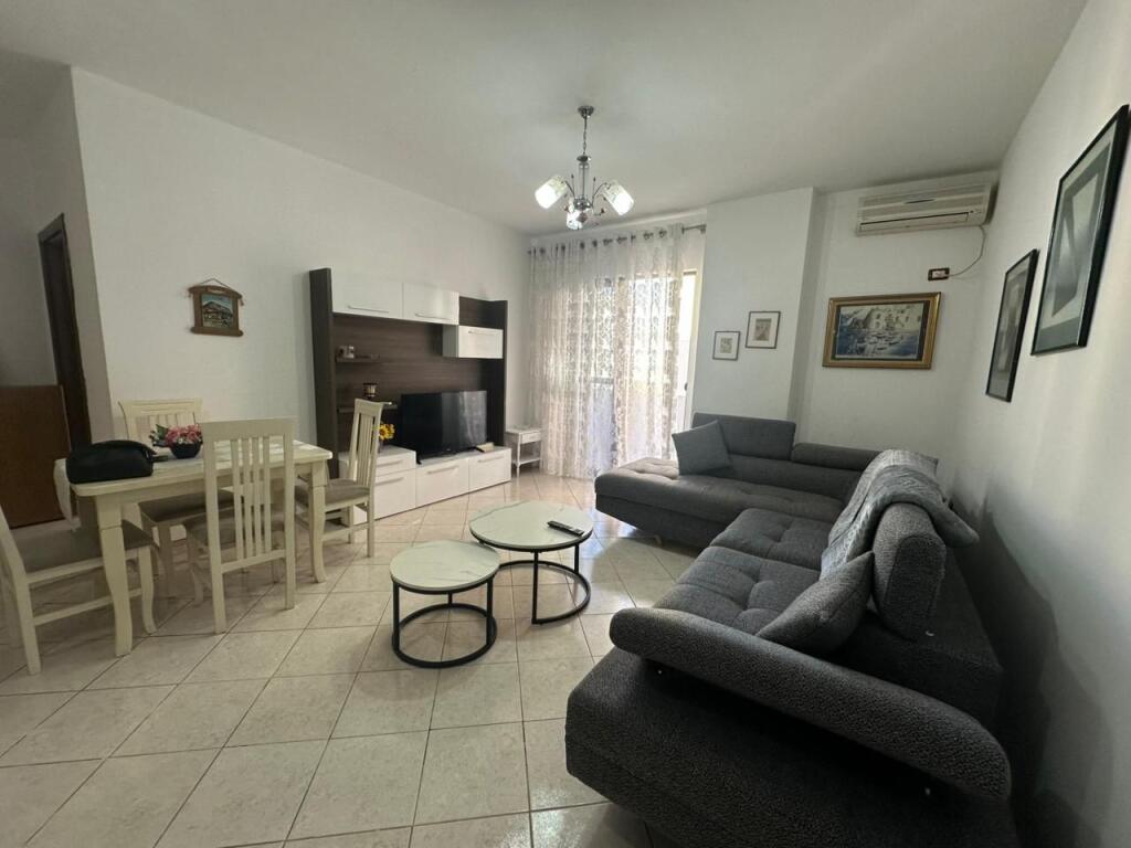 Jepet apartament me qera 2+1,te bar Bohem,Astir