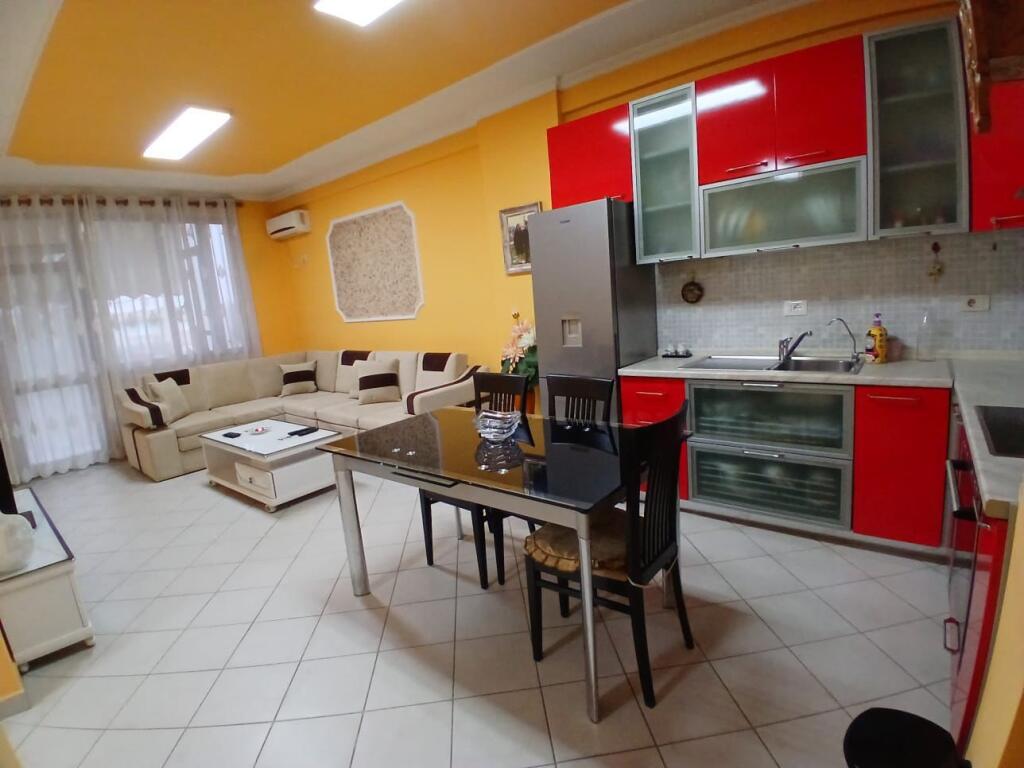 2+1, arredato in centro, prezzo 650 euro