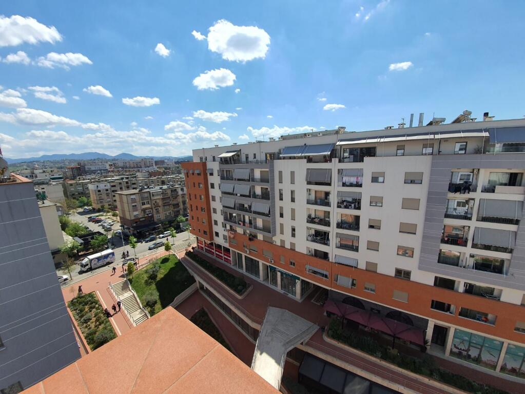 🏡 Jepet apartament 2+1 + 2 tualete + ballkon + garazh të mbyllur për 2 makina – pallat i ri (2024)
