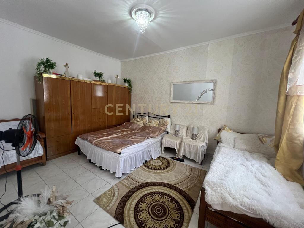 SHITET APARTAMENT ME OBORR PRANE SHKOLLES DEMOKRACIA NE DURRES !
