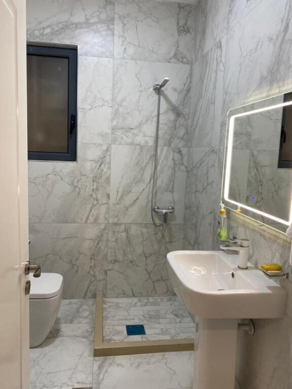 JEPET ME QERA APARTAMENT 2+1, LUNGOMARE ME PAMJE DETI