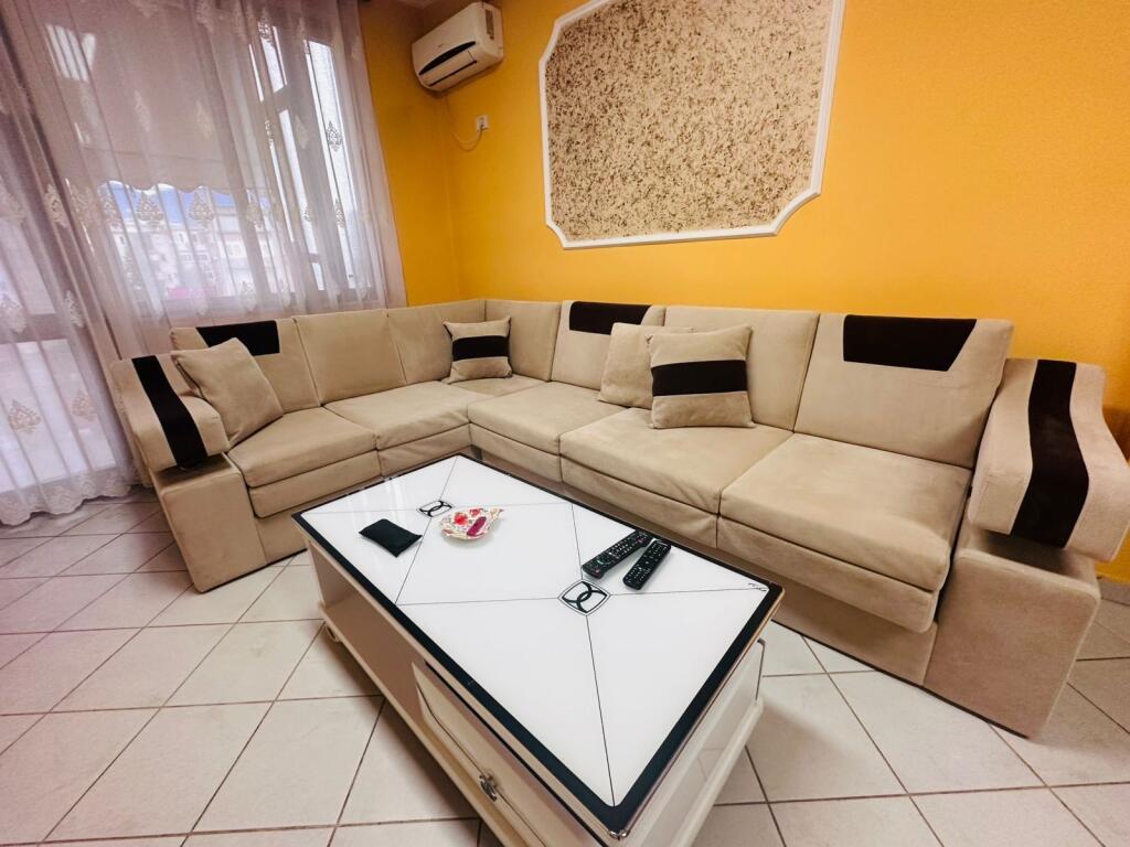 2+1, arredato in centro, prezzo 650 euro