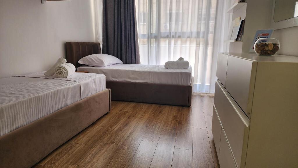 🏡 Appartamento 2+1 in affitto – Via Kavaja, Tirana  📍 Posizione: Via Kavaja 🏢 Piano: 2 con ascensore 📐 Superficie: 80 m² 💶 Prezzo: 800 € / mese