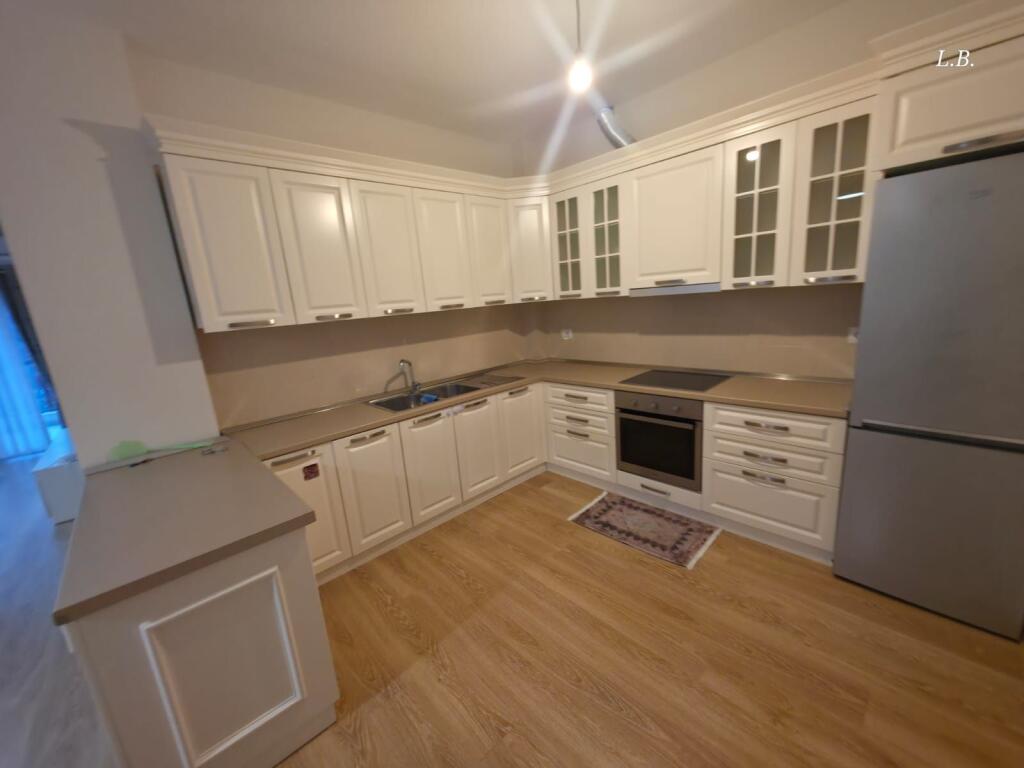 Jepet me qira Apartament 2+1+2 – Zona e Botanikut / te Xhamia
