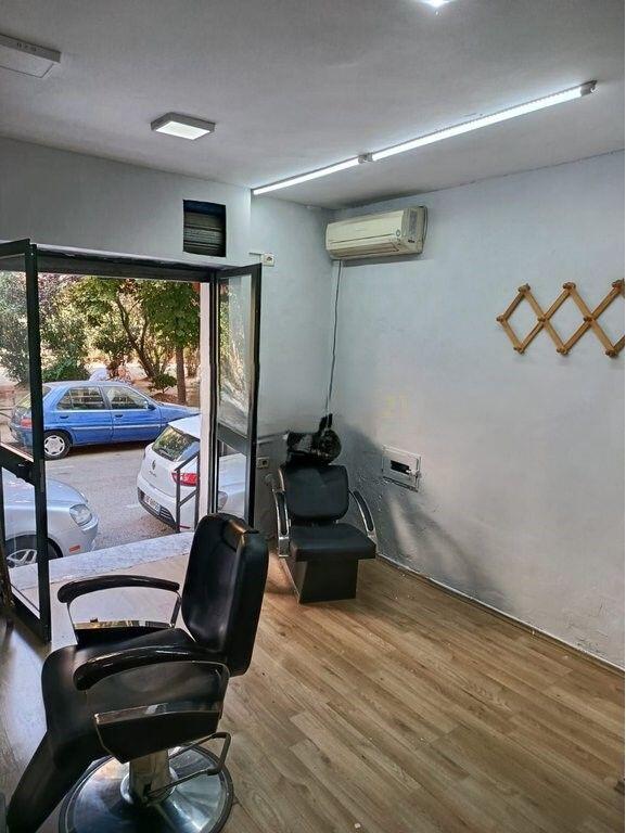 MYSLYM SHYRI, VENDITA AMBIENTE COMMERCIALE