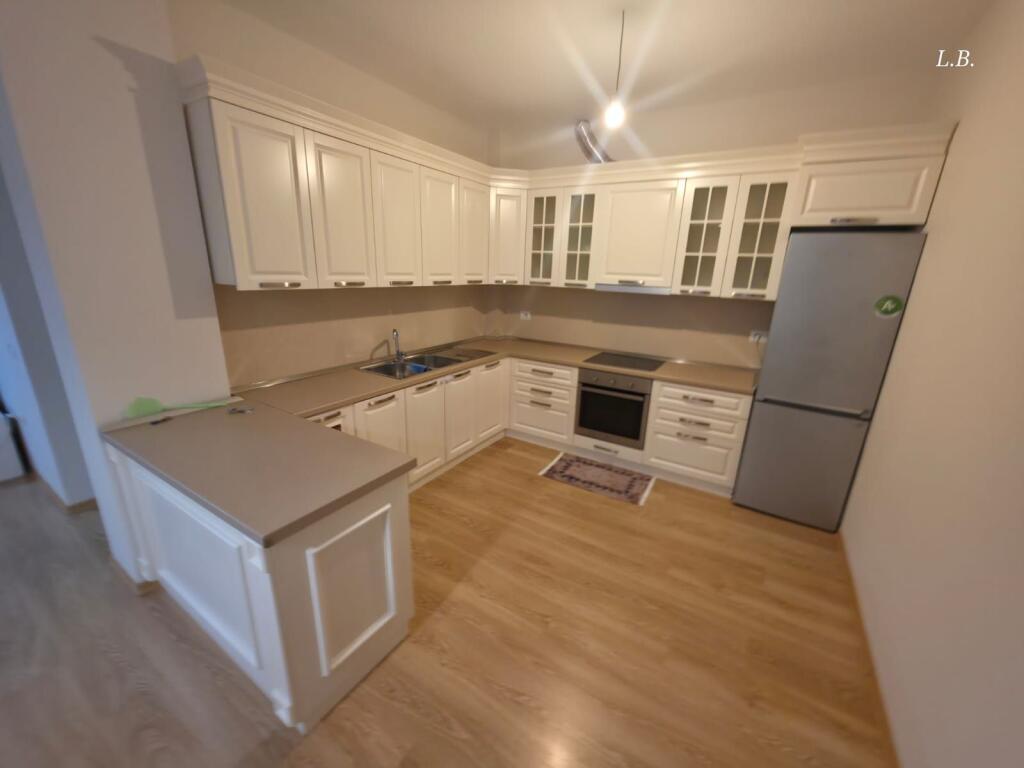 Jepet me qira Apartament 2+1+2 – Zona e Botanikut / te Xhamia