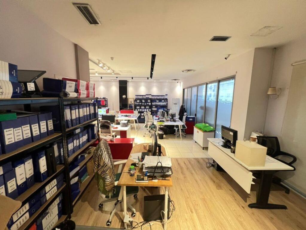 Ufficio in Affitto in Via Kavaja (ID BZ2739) Tirana