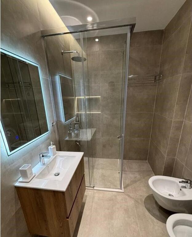 Apartament Modern 1+1 me Qira pranë Pazarit të Ri – Mobilim Premium!