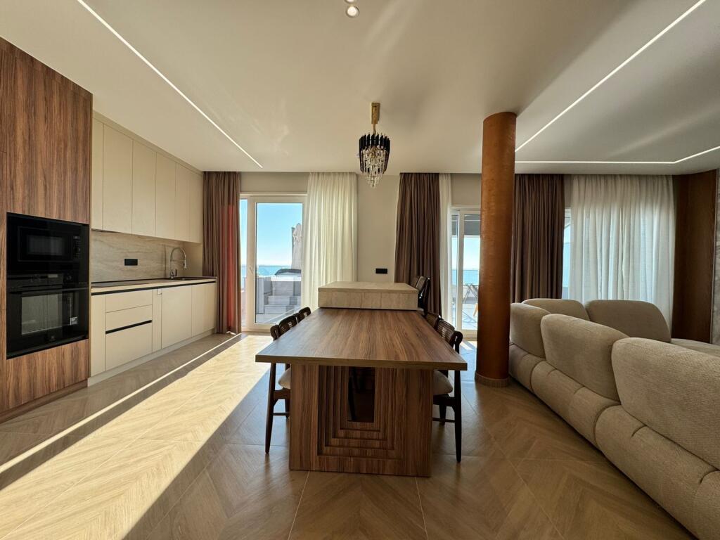 Vendesi in vendita Papafingo di lusso in prima linea sul mare, sulla spiaggia vicino all'Hotel Adriatik.