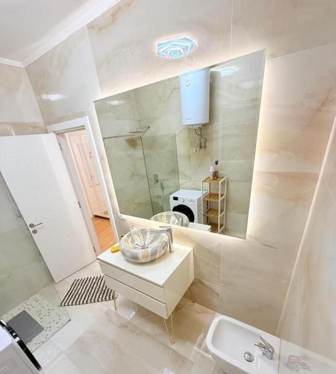 Appartamento Moderno 2+1 in Affitto in Via Kosovarëve – Posizione Ricercata!