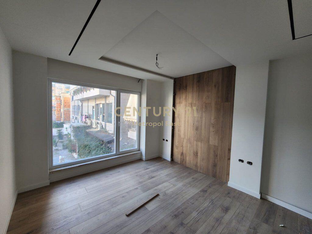 VENDITA AMBIENTE PER UFFICI A 21-DHJETORI 320.000 €
