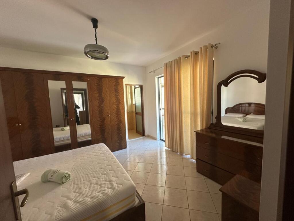 Jepet apartament me qera 2+1,te bar Bohem,Astir