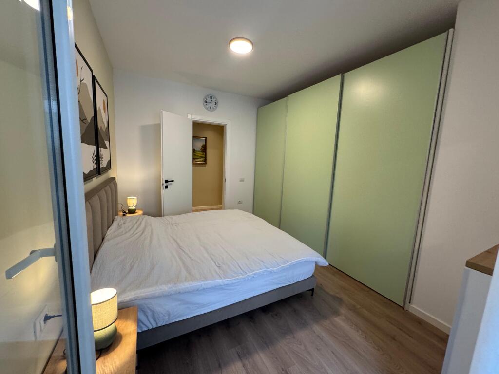 📣Affitto Appartamento 2+1📍Via Elbasani 🛣️Vicino alla Facoltà di Economia✨✨  🏢Nuova costruzione 🪜3° piano  🛋️Arredato  📐Superficie 102 m2 ☀️Orientamento Sud-Est 🔹Con 2 posti auto  💶Prezzo:1000€