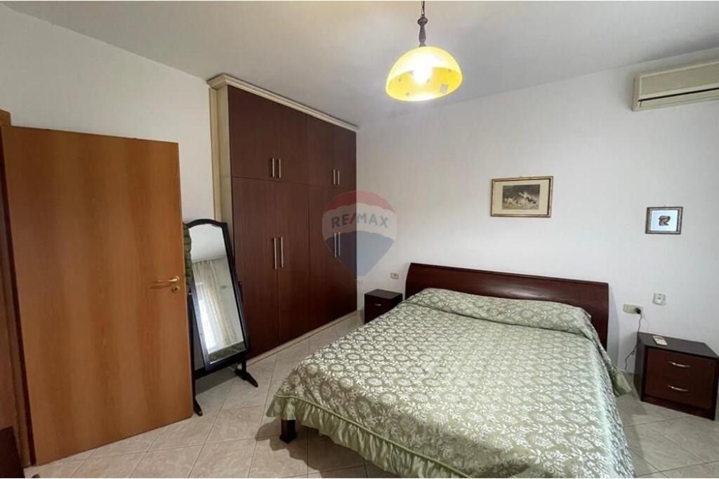 Shitet Apartament tek Ish Tregu Elektrik