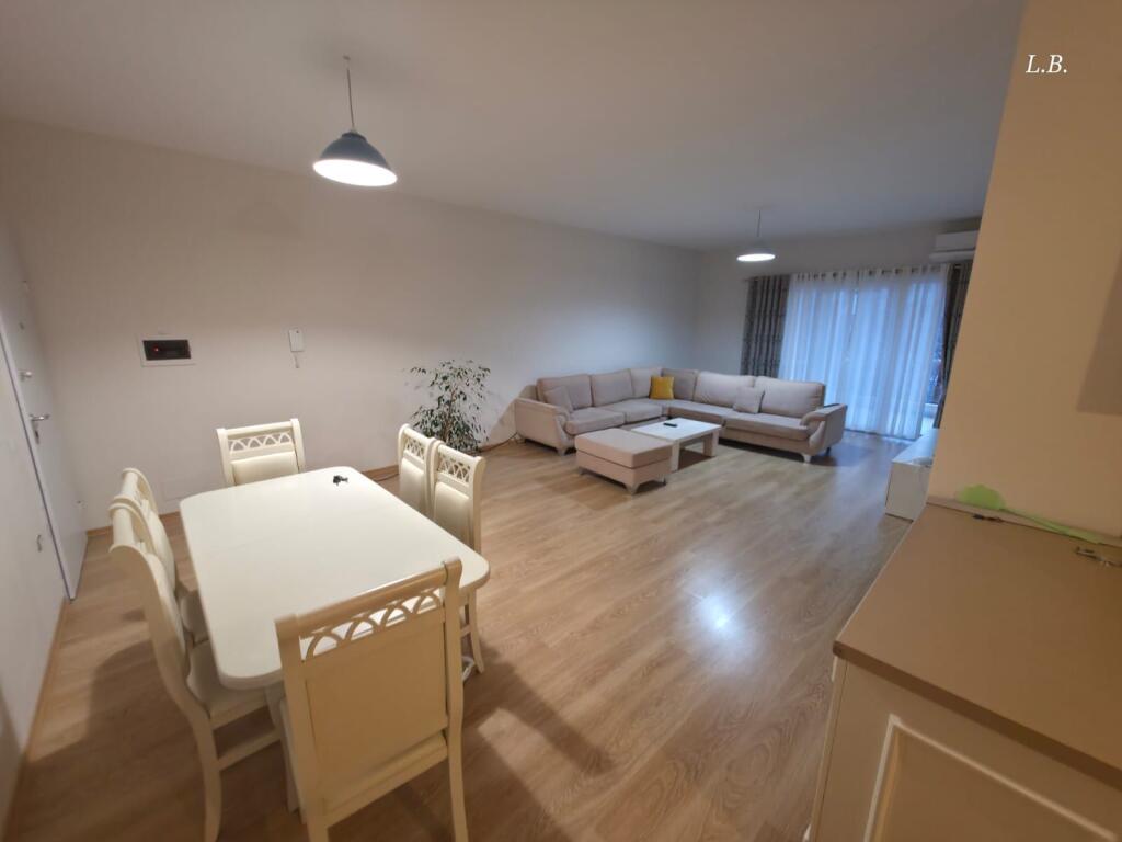 Jepet me qira Apartament 2+1+2 – Zona e Botanikut / te Xhamia
