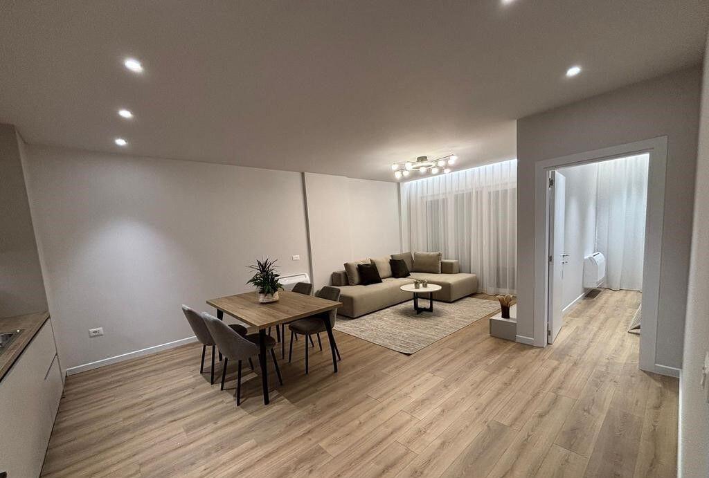 Apartament Modern 1+1 me Qira pranë Pazarit të Ri – Mobilim Premium!