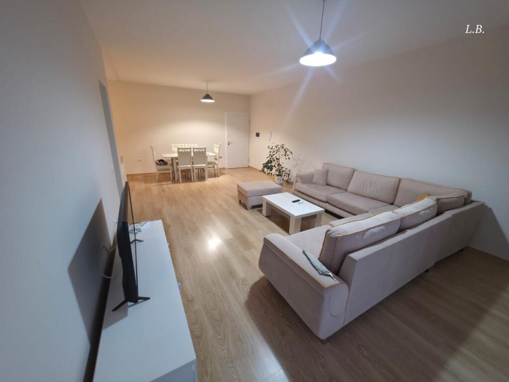 Jepet me qira Apartament 2+1+2 – Zona e Botanikut / te Xhamia