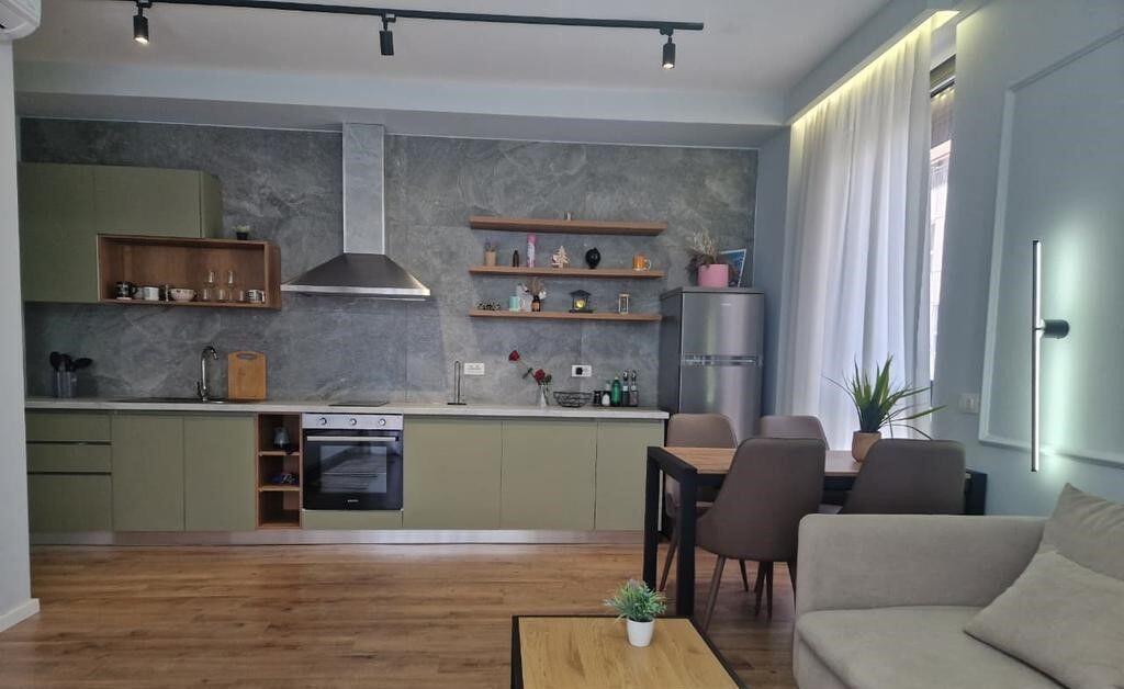 Shitet Apartament Premium 1+1 me Verandë &amp; Post Parkimi – Investim Ideal pranë Pazarit të Ri!