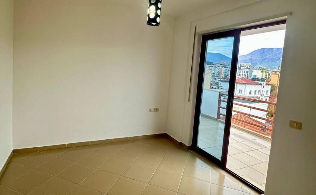 APPARTAMENTO 3+1+2 PER UFFICIO O RESIDENZA VICINO AL COMPLESSO HALILI.