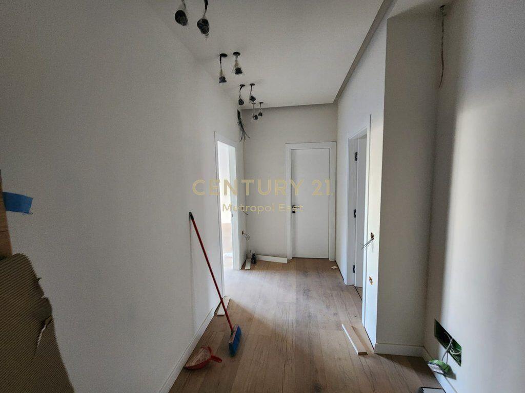 VENDITA AMBIENTE PER UFFICI A 21-DHJETORI 320.000 €