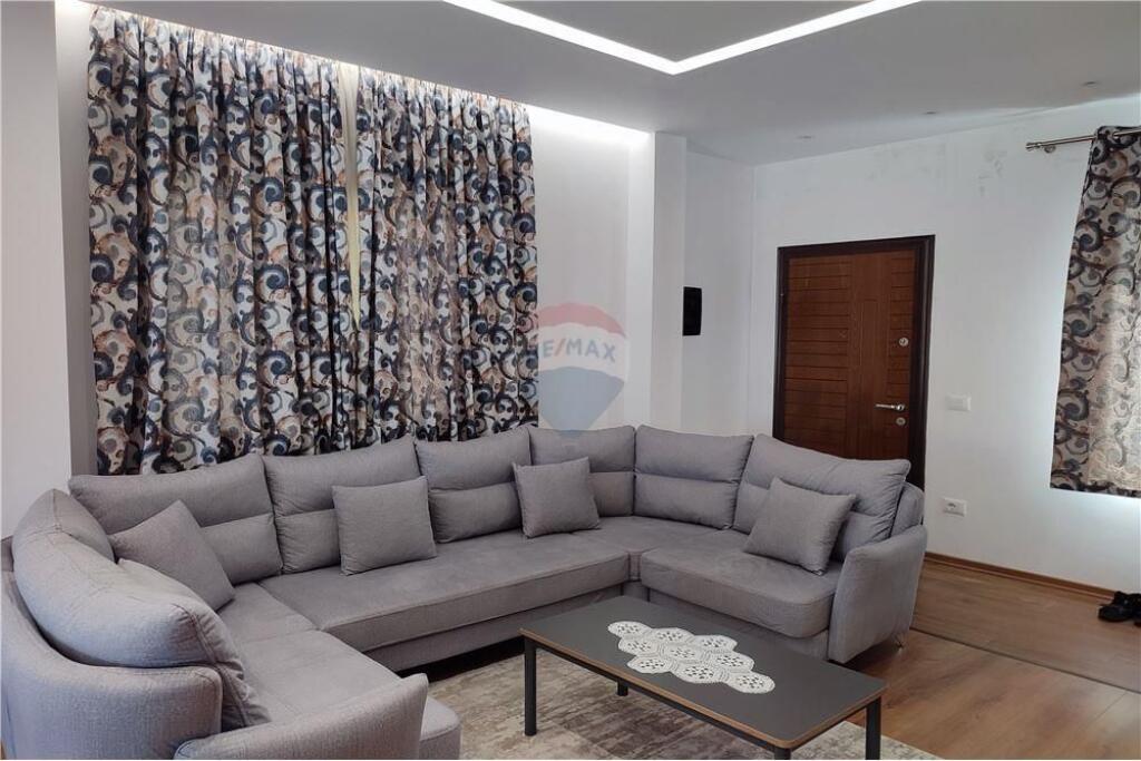 Ofrohet shtepi private 3+1 me qira ne Xhamllik.