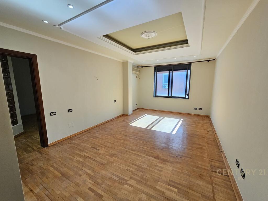Apartment 2+1+2 for sale in Blloku