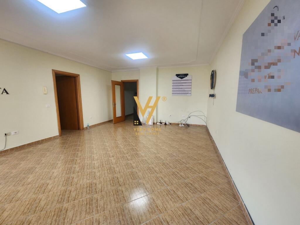 AFFITTASI UFFICIO 100 M2 A ZOGU I ZI 800 EURO