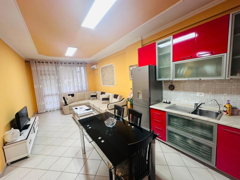 2+1, arredato in centro, prezzo 650 euro