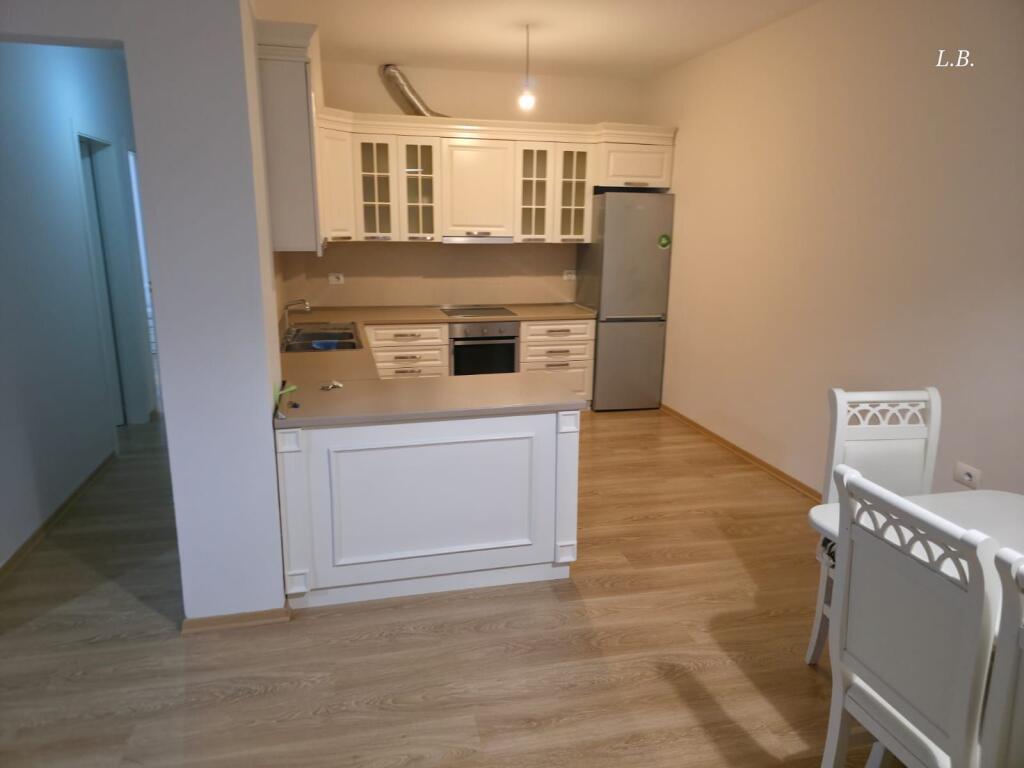 Jepet me qira Apartament 2+1+2 – Zona e Botanikut / te Xhamia