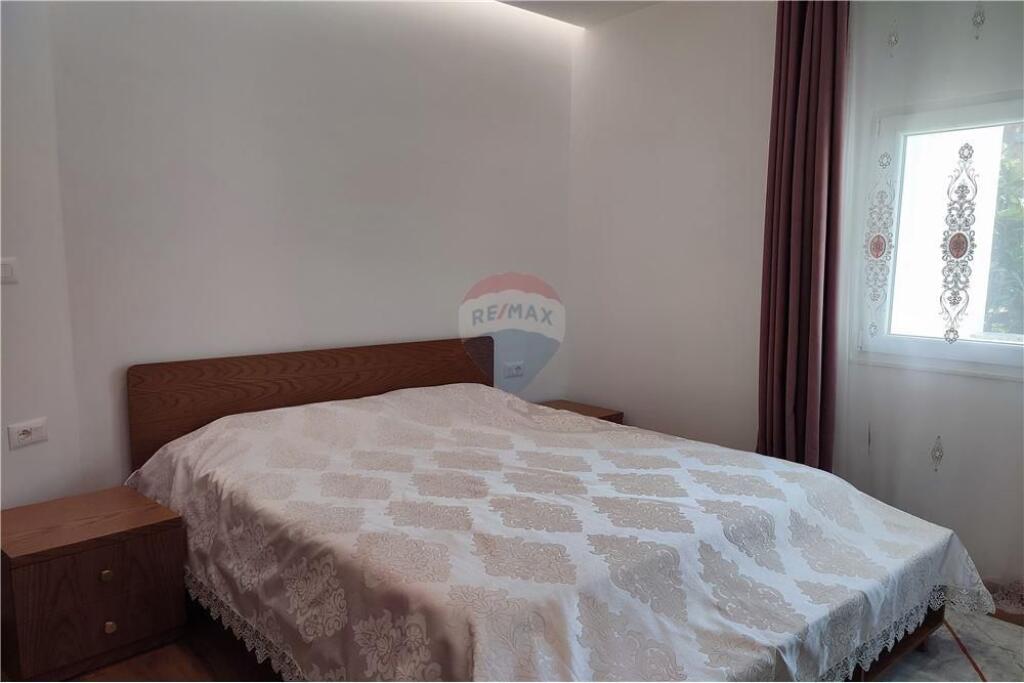 Ofrohet shtepi private 3+1 me qira ne Xhamllik.