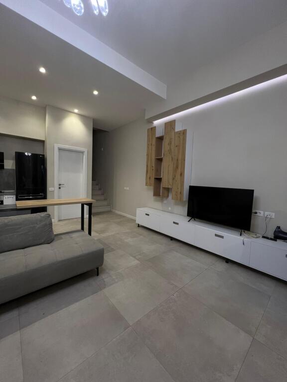 DUPLEX CON CORTILE IN VENDITA PRESSO LA RESIDENZA KODRA E DIELLIT 1