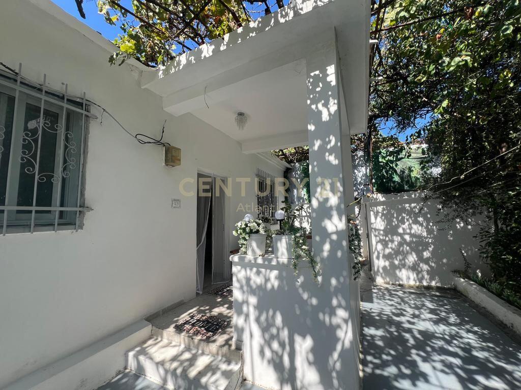 SHITET APARTAMENT ME OBORR PRANE SHKOLLES DEMOKRACIA NE DURRES !