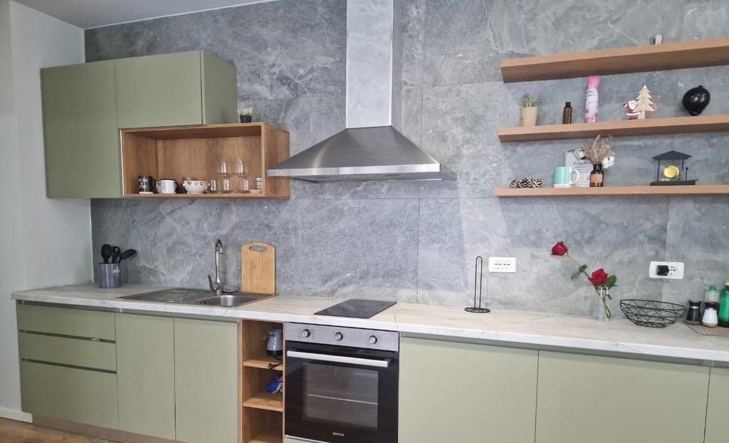 Shitet Apartament Premium 1+1 me Verandë &amp; Post Parkimi – Investim Ideal pranë Pazarit të Ri!