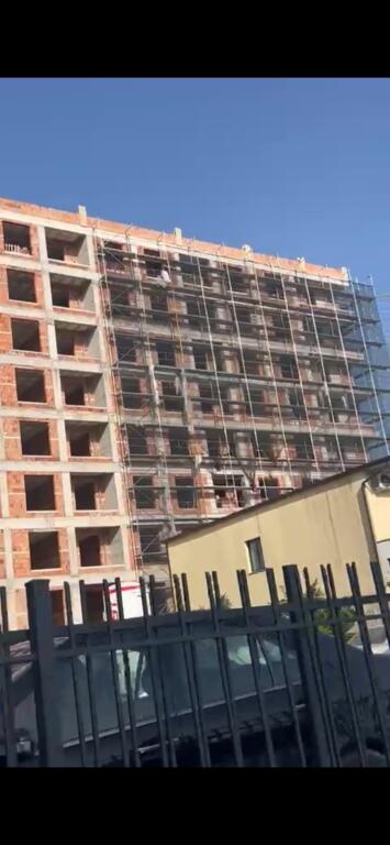 Shitet apartament 2+1 Kamez