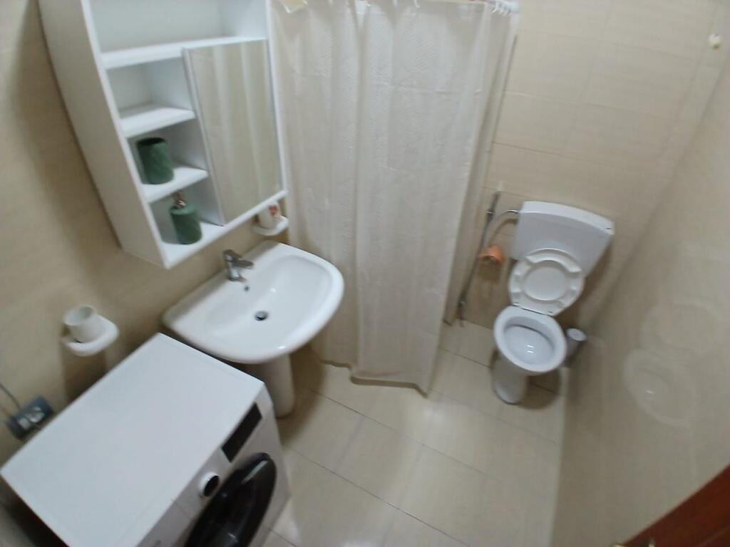 Jepet me qera apartament 2+1 te Rruga e Durresit