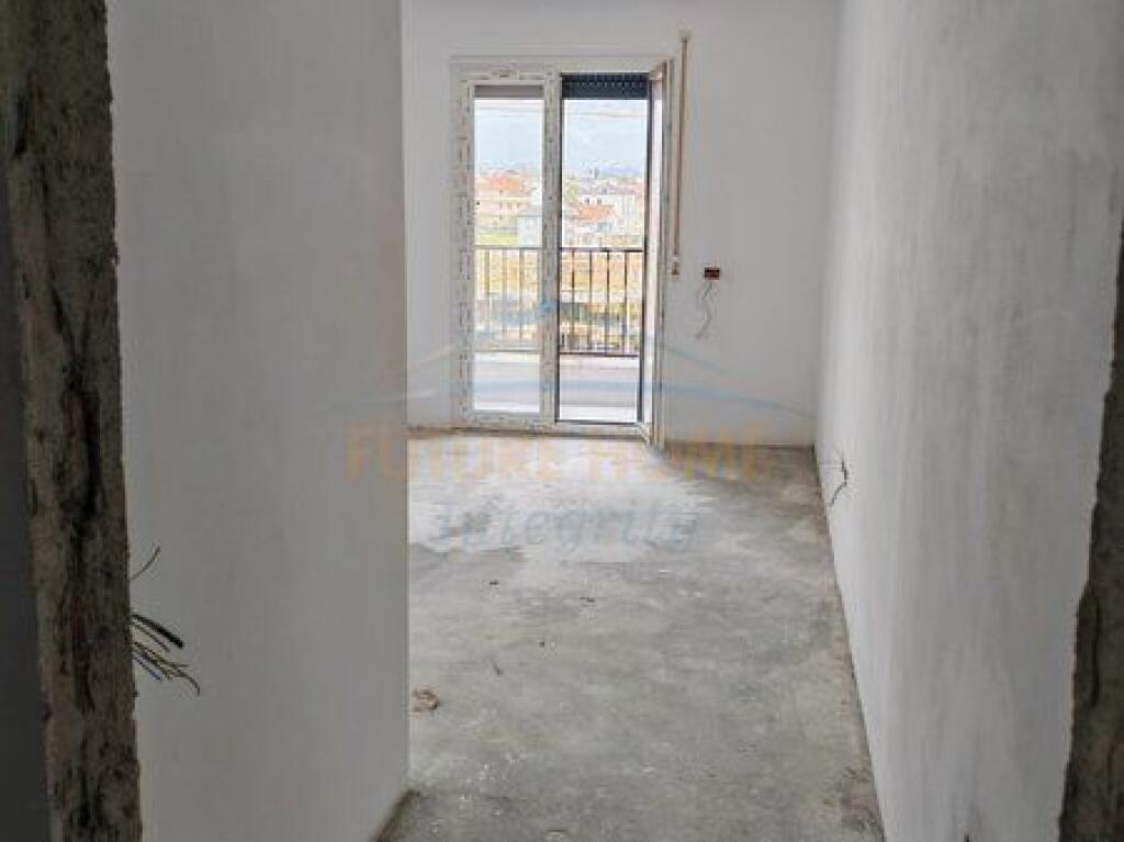 Shitet, Apartament 1+1, Paskuqan, Tiranë.