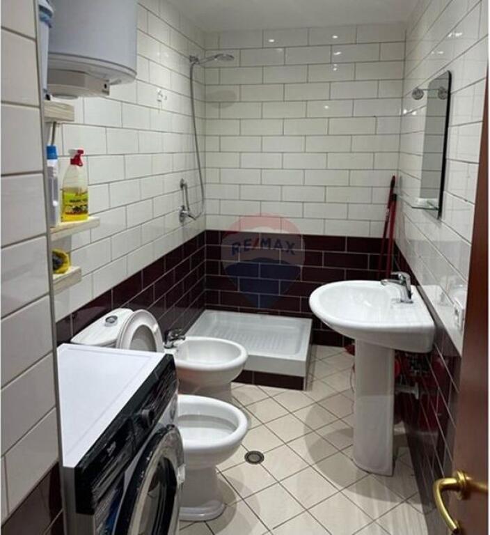 Apartament 2+1 me qira – Pallatet Çabej, Tiranë!
