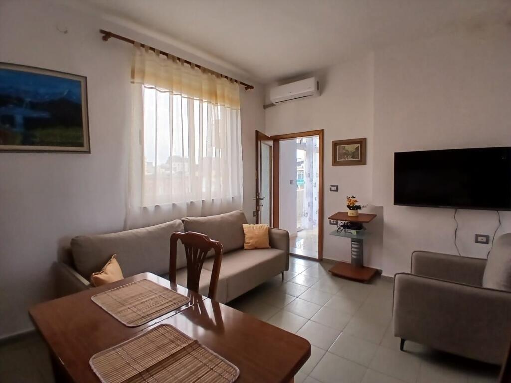 Jepet me qera apartament 2+1 te Rruga e Durresit