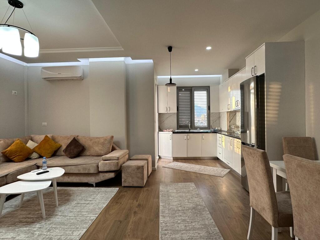 APARTAMENT 2+1+2 PER QIRA NE ASTIR PRANE BAR ARTISTIT!
