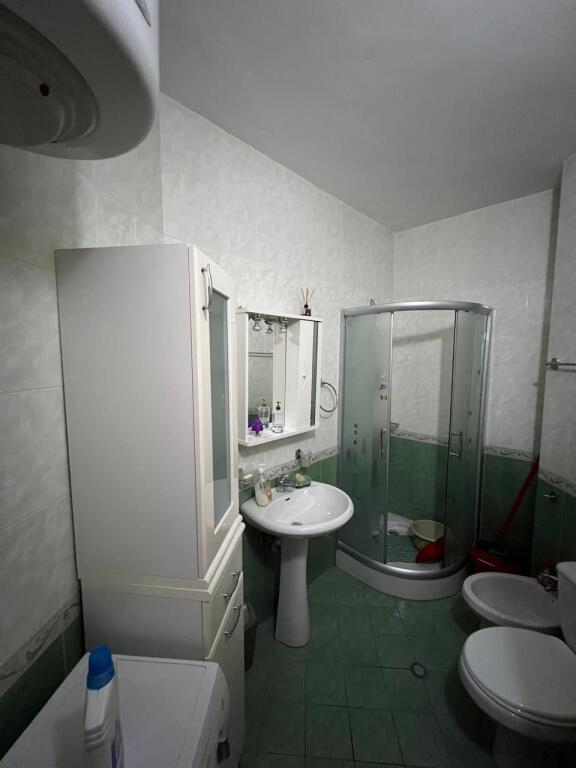Apartament 2+1 me qira Rruga e Barrikadave.