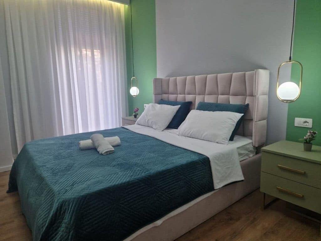 Shitet apartment 1+1+post parkimi tek Pazari I Ri!i  