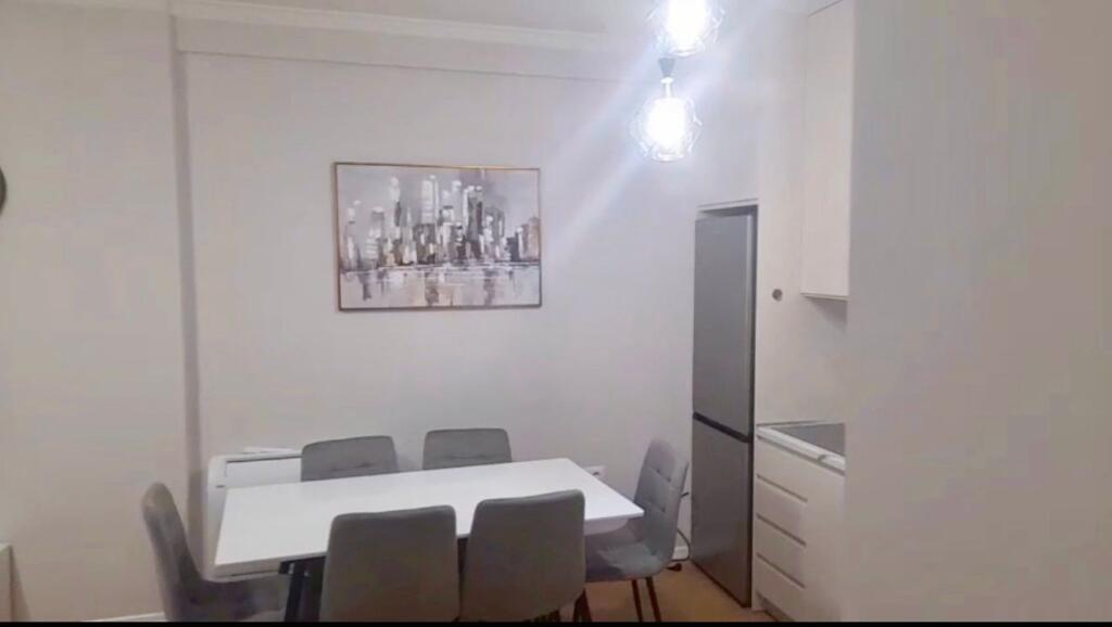 Apartament 2+1 per qera tek Kom.. Molla ne astir