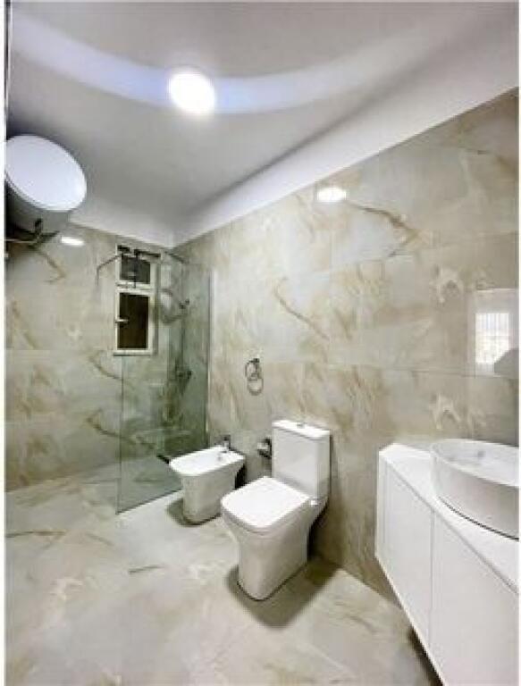 JEPET APARTAMENT 2+1 ME QERA PERBALL PETRO NINIT