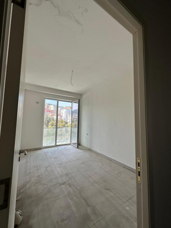 Shitet apartament 2+1 tek Liqeni i Thate