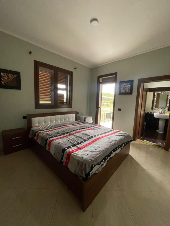 🏡 VILLA SU TRE PIANI IN VENDITA, GOLFO DI LALËZ