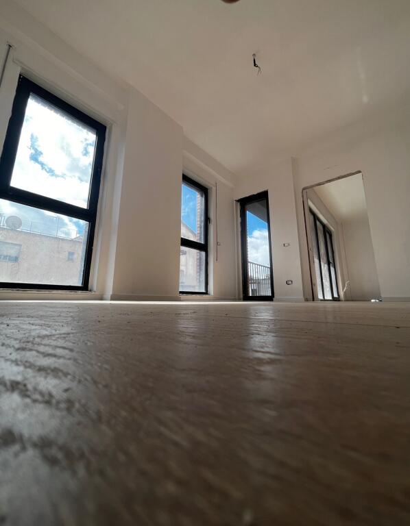 🏢 Ambient për Zyrë me Qira – Myslym Shyri, Tiranë