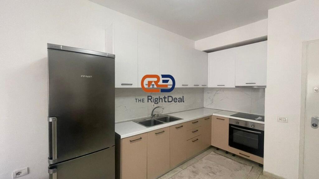 Tek Komuna E Parisit ,Jepet Me Qira Apartament 2+1, Me Orientim Perfekt!!!