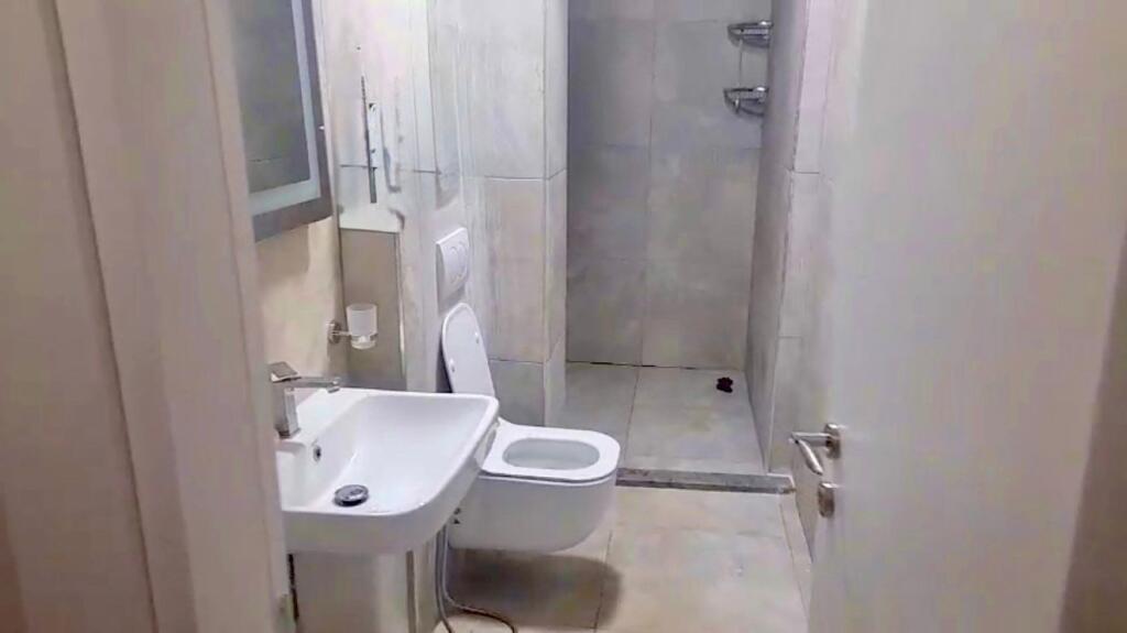Apartament 2+1 per qera tek Kom.. Molla ne astir